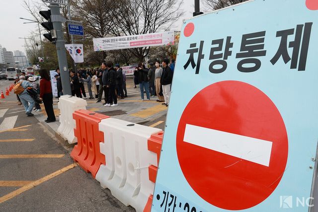 여의도 봄꽃축제가 한창인 3일 서울 영등포구 여의도 윤중로의 교통이 통제되고 있다. 사진=김규빈 기자