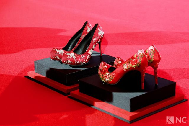 메릴 스트립과 앤 해서웨이에게 전달된 꽃신. 사진=김규빈 기자