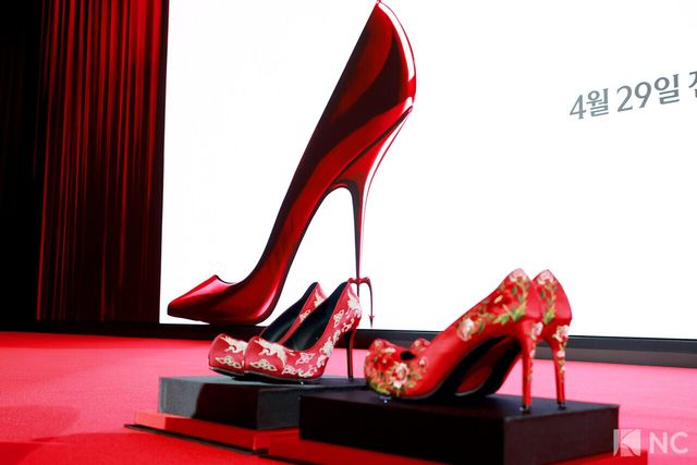 메릴 스트립과 앤 해서웨이에게 전달된 꽃신. 사진=김규빈 기자