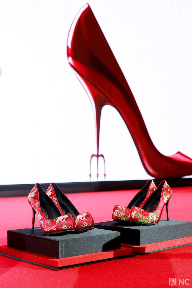 메릴 스트립과 앤 해서웨이에게 전달된 꽃신. 사진=김규빈 기자