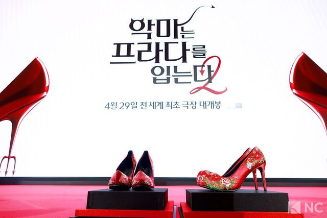 메릴 스트립과 앤 해서웨이에게 전달된 꽃신. 사진=김규빈 기자