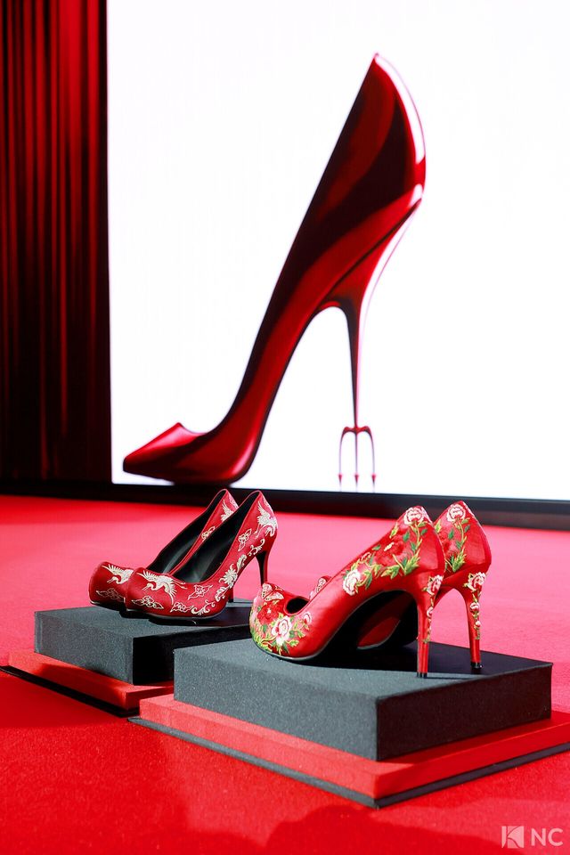 메릴 스트립과 앤 해서웨이에게 전달된 꽃신. 사진=김규빈 기자