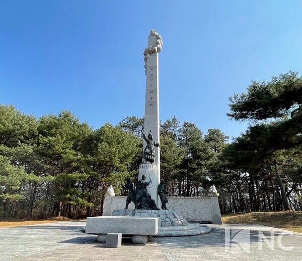 충장공 신립장군과 '팔천고혼위령탑' 전경=뉴스컬처