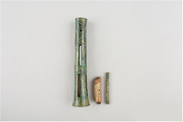 Cylindrical bronze artifact from Tomb No. 18, Daeseong-dong. Photo by Gimhae National Museum.