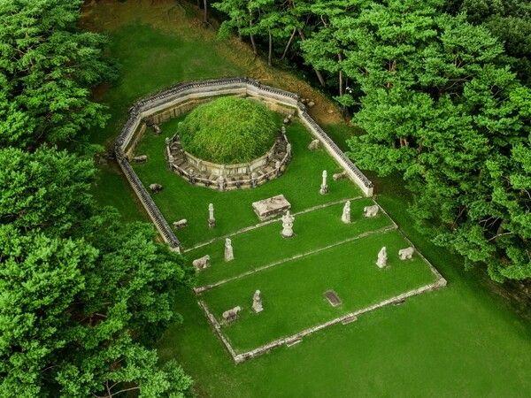 Geonwolleung burial mound at Donggureung, Guri. Photo by Cultural Heritage Administration National Heritage Portal.