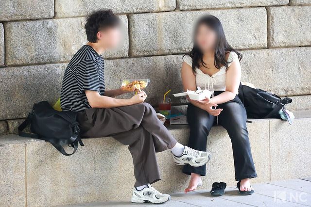 서울 낮 최고 기온이 31도까지 오르며 초여름 날씨를 보인 14일 오후 시민들이 청계천 일대에서 더위를 피하고 있다. 사진=김규빈 기자