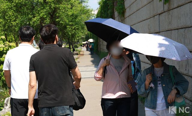 서울 낮 최고 기온이 31도까지 오르며 초여름 날씨를 보인 14일 오후 시민들이 청계천 일대를 산책하고 있다. 사진=김규빈 기자