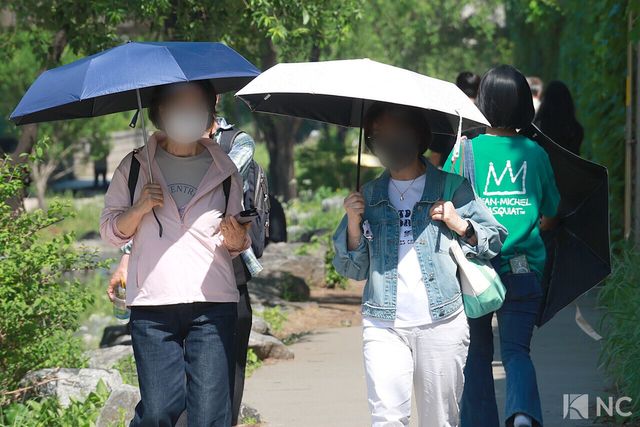 서울 낮 최고 기온이 31도까지 오르며 초여름 날씨를 보인 14일 오후 시민들이 청계천 일대를 산책하고 있다. 사진=김규빈 기자