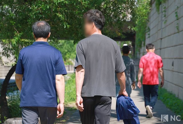 서울 낮 최고 기온이 31도까지 오르며 초여름 날씨를 보인 14일 오후 시민들이 청계천 일대를 산책하고 있다. 사진=김규빈 기자