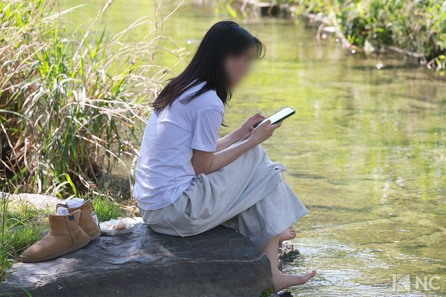 서울 낮 최고 기온이 31도까지 오르며 초여름 날씨를 보인 14일 오후 시민들이 청계천 일대에서 더위를 피하고 있다. 사진=김규빈 기자