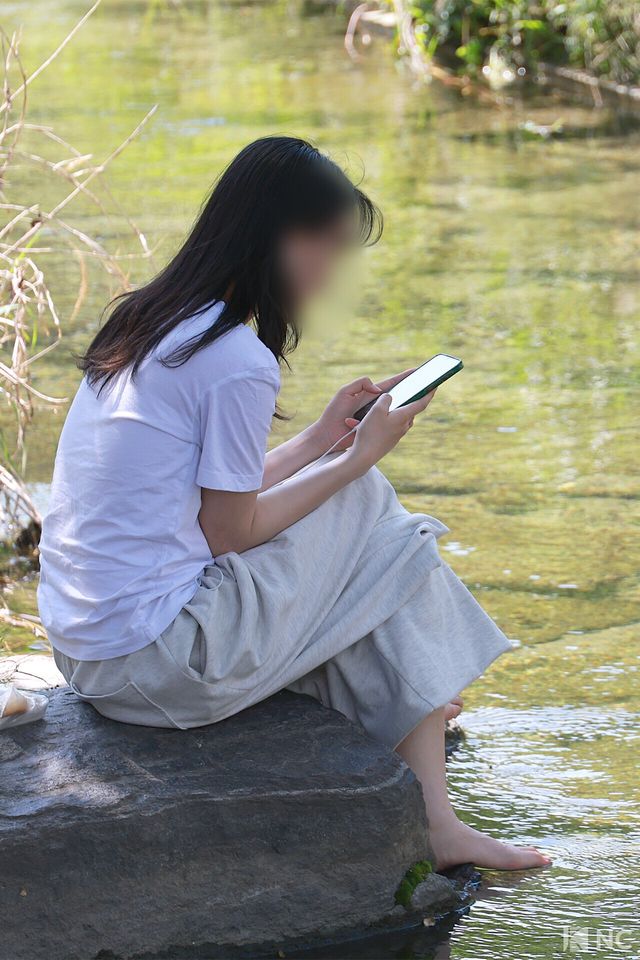 서울 낮 최고 기온이 31도까지 오르며 초여름 날씨를 보인 14일 오후 시민들이 청계천 일대에서 더위를 피하고 있다. 사진=김규빈 기자