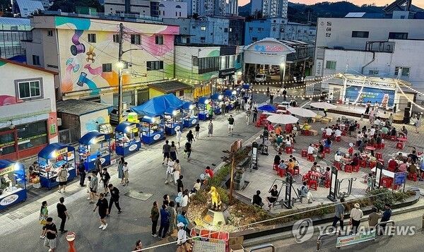 지난 5일 개장한 전통시장인 강원 동해시 동쪽바다중앙시장의 주말 야시장이 손님들로 북적이고 있다. 2025.7.6. 사진=연합뉴스