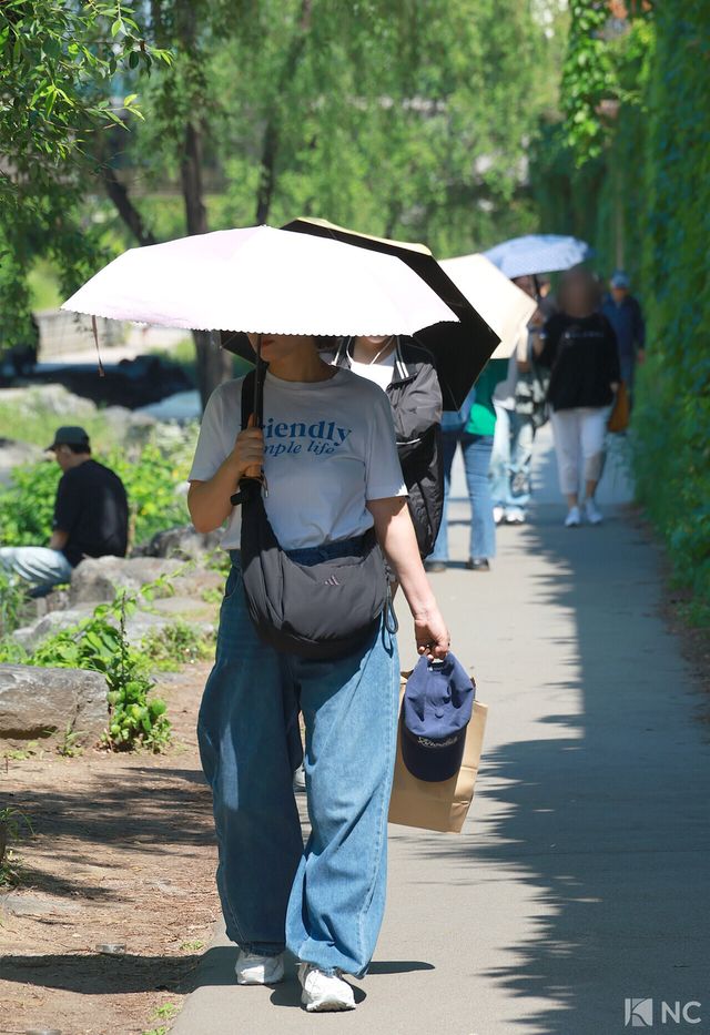 서울 낮 최고 기온이 31도까지 오르며 초여름 날씨를 보인 14일 오후 시민들이 청계천 일대를 산책하고 있다. 사진=김규빈 기자