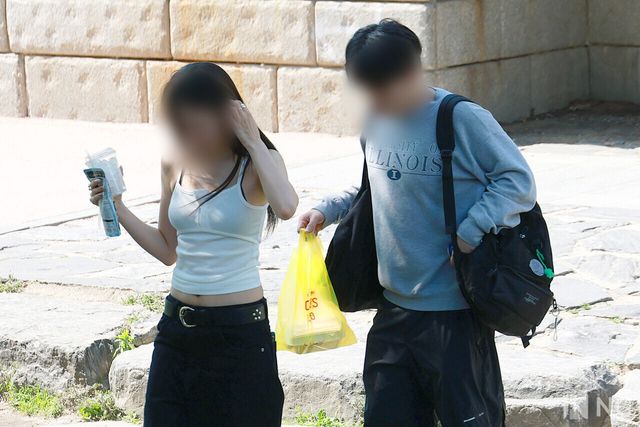 서울 낮 최고 기온이 31도까지 오르며 초여름 날씨를 보인 14일 오후 시민들이 차가운 음료를 들고 청계천 일대를 산책하고 있다. 사진=김규빈 기자