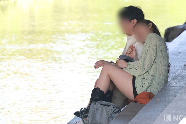서울 낮 최고 기온이 31도까지 오르며 초여름 날씨를 보인 14일 오후 시민들이 청계천 일대에서 더위를 피하고 있다. 사진=김규빈 기자