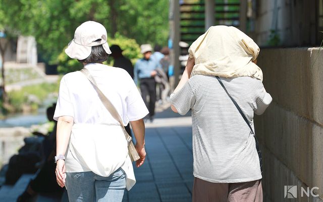 서울 낮 최고 기온이 31도까지 오르며 초여름 날씨를 보인 14일 오후 시민들이 청계천 일대를 산책하고 있다. 사진=김규빈 기자