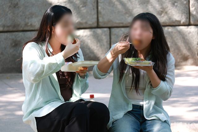 14일 오후 시민들이 청계천 일대에서 타코를 먹고 있다. 사진=김규빈 기자