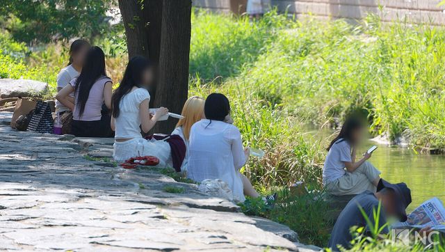 서울 낮 최고 기온이 31도까지 오르며 초여름 날씨를 보인 14일 오후 시민들이 청계천 일대에서 더위를 피하고 있다. 사진=김규빈 기자