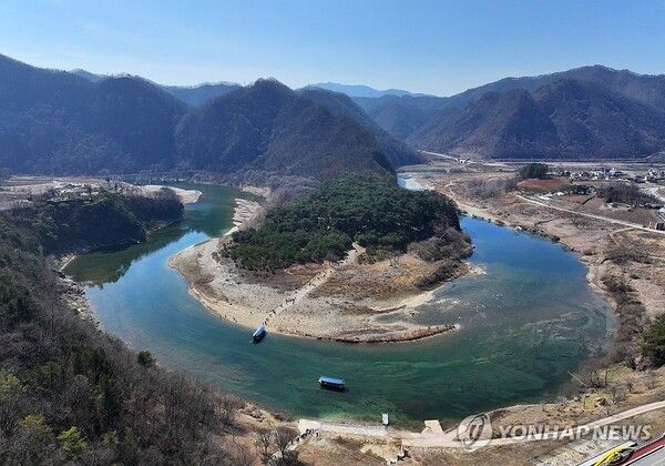 8일 관객 수 1천100만여명을 기록한 영화 '왕과 사는 남자'의 역사적 배경이 된 강원 영월군 청령포에 관광객 발걸음이 이어지고 있다. 2026.3.8. 사진=연합뉴스