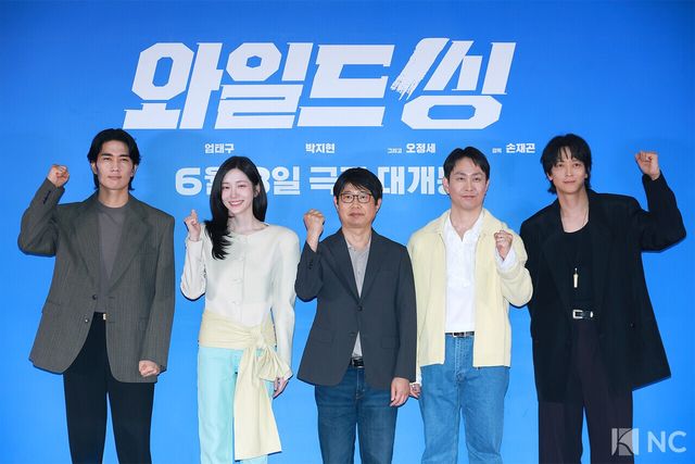 배우 엄태구, 박지현, 오정세, 강동원과 손재곤 감독(가운데). 사진=김규빈 기자