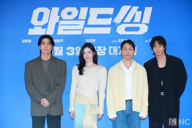 배우 엄태구, 박지현, 오정세, 강동원과 손재곤 감독(가운데). 사진=김규빈 기자