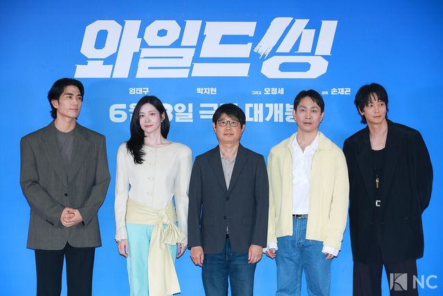배우 엄태구, 박지현, 오정세, 강동원과 손재곤 감독(가운데). 사진=김규빈 기자