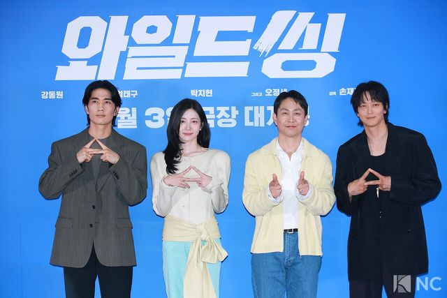 배우 엄태구, 박지현, 오정세, 강동원과 손재곤 감독(가운데). 사진=김규빈 기자