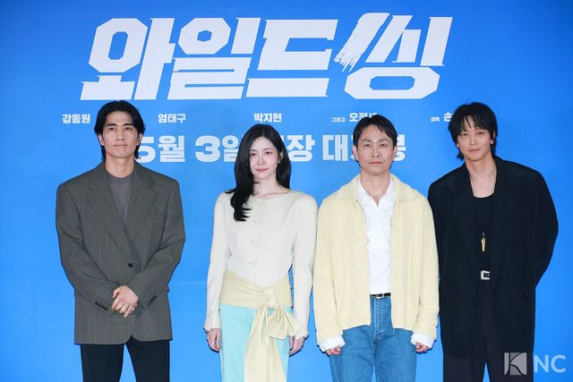 배우 엄태구, 박지현, 오정세, 강동원과 손재곤 감독(가운데). 사진=김규빈 기자