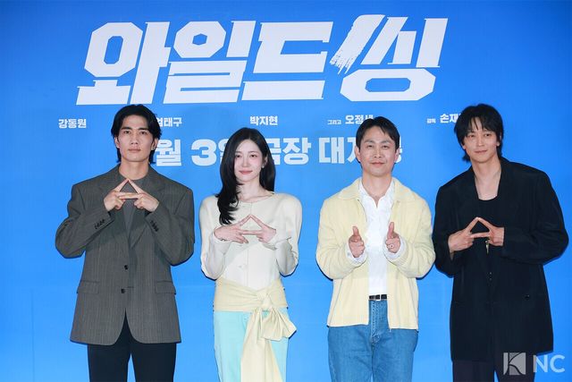 배우 엄태구, 박지현, 오정세, 강동원과 손재곤 감독(가운데). 사진=김규빈 기자