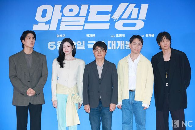 배우 엄태구, 박지현, 오정세, 강동원과 손재곤 감독(가운데). 사진=김규빈 기자