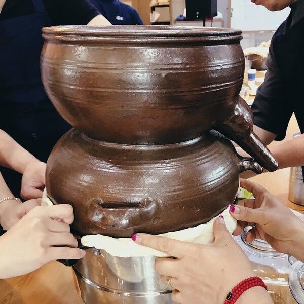계룡백일주 제조 과정. 사진=계룡백일주 공식 SNS