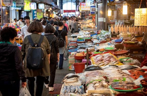 부산깡통시장 전경. 사진=부산관광공사