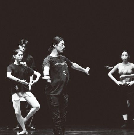 발레리노와 함께하는 렉처퍼포먼스 '통제속의자유,정제의미학'. 사진=영화의전당