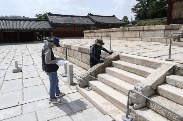 창덕궁 인정적 석재 조사. 사진=국립문화유산연구원