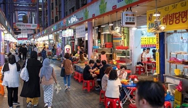 Bupyeong Kkangtong Market in Busan. Photo by Busan Tourism Organization.