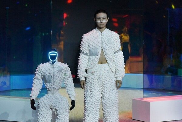 피지컬 AI 패션쇼 'MACH33(마하33)'. 사진=갤럭시코퍼레이션