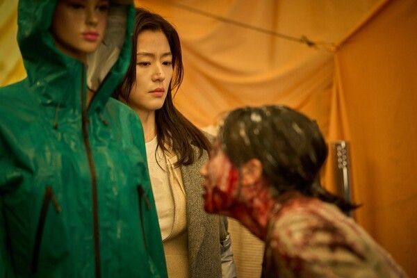 Jun Ji-hyun in The Great Flood. Photo by Showbox.