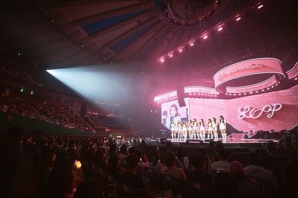 I.O.I. Photo by Swing Entertainment.