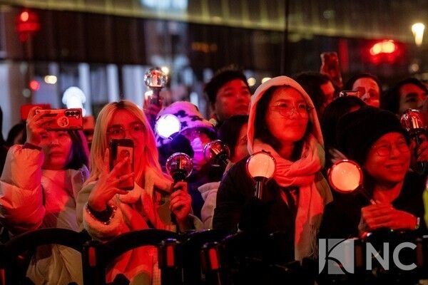 International visitors gather during a Hallyu concert event in Seoul. Photo by Korea Online Photojournalists Association Joint Press Corps.
