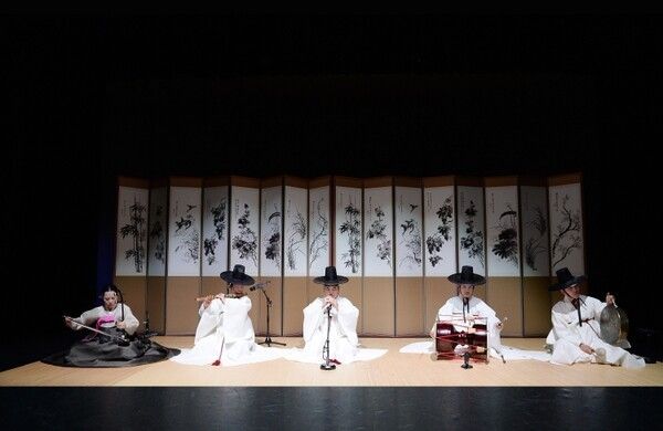 Performance by the Gyeonggi Sinawi Preservation Society. Photo by Culture Portal.