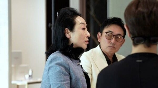 한도숙 회장과 가수 이승철이 본에스티스 메종스파에서 ‘더 스카웃’ 뮤즈들을 대상으로 뷰티 컨설팅 강연을 진행하고 있다. 사진=본에스티스