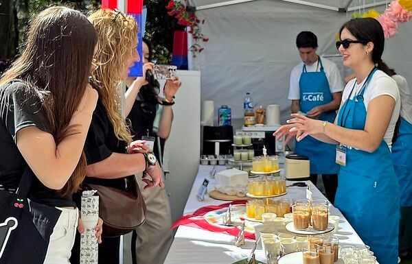 Visitors experience traditional Korean beverages and desserts at the K-Café promotional booth in Lisbon, Portugal. Photo by Korea Agro-Fisheries & Food Trade Corporation (aT).