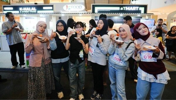 Visitors and participants sample Korean-style street food at the K-Food experience event in Bandung, Indonesia. Photo by Korea Agro-Fisheries & Food Trade Corporation (aT).