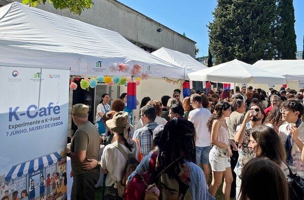 Visitors and Hallyu fans line up at a K-Café promotional booth during Korea Culture Day in Lisbon, Portugal. Photo by Korea Agro-Fisheries & Food Trade Corporation (aT).