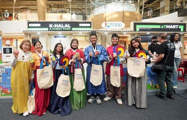 Participants pose with Korean agricultural and food products at the K-Halal & Street Food promotional pavilion at Pascal Mall in Bandung, Indonesia. Photo by Korea Agro-Fisheries & Food Trade Corporation (aT).