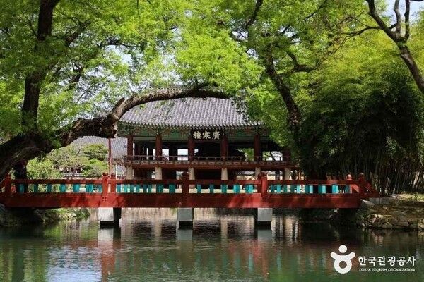 Wanwoljeong Pavilion. Photo by Korea Tourism Organization.