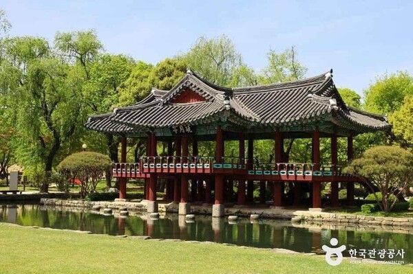 Evening view of Gwanghallu Garden. Photo by Korea Tourism Organization.