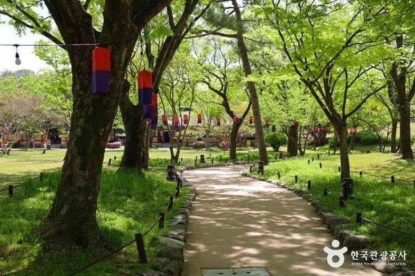 Historic scenery within Gwanghallu Garden. Photo by Korea Tourism Organization.