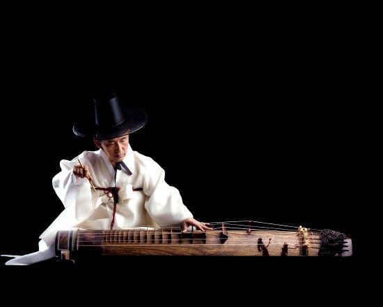 Master Kim Young-jae, holder of National Intangible Cultural Heritage No. 16 for Geomungo Sanjo. Photo by Sancheong County.