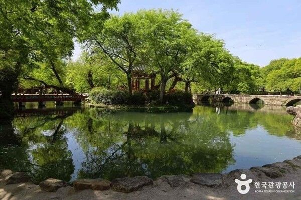 Pond view at Gwanghallu Garden. Photo by Korea Tourism Organization.